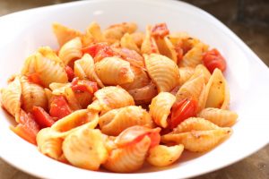 מתכון קל הכנה לפסטה ברוטב עגבניות - שף בוק