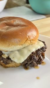 המבורגר סמאש בורגר בלחמניה עם גבינה בתוך לחמנייה