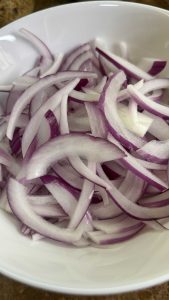 בצל סגול חתוך לרצועות לסמאש בורגר