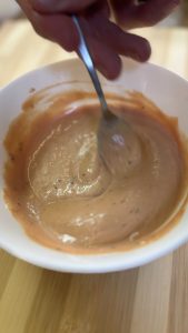 רוטב הסמאש בורגר בקערית לבנה