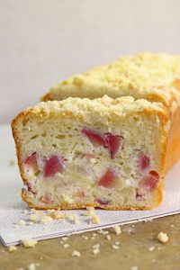 פרוסת עוגה בחושה עם נקטרינה ויוגורט על גבי מפה לבנה