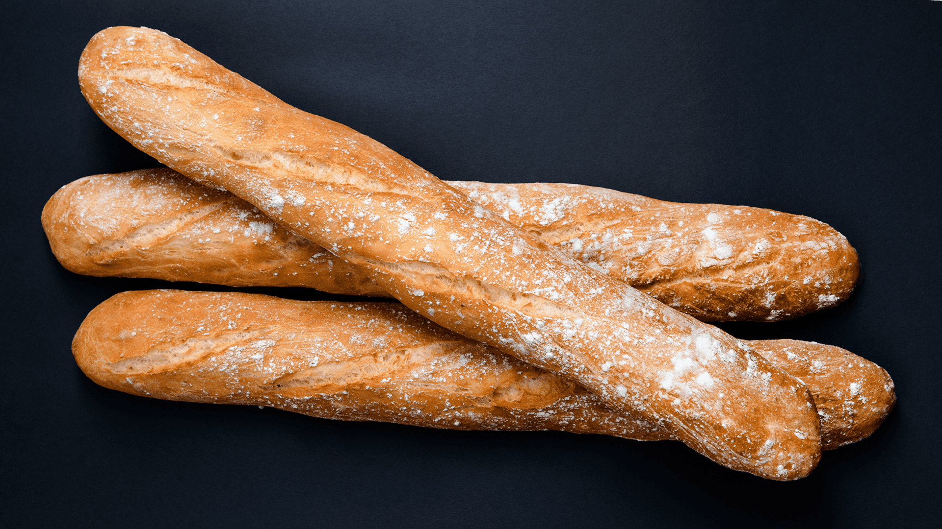 3 בגטים טריים על רקע שחור