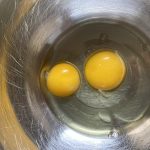 קערת נירוסטה עם 2 ביצים