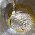 קמח בקערת נירוסטה על גבי הביצים