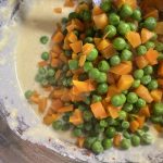 אפונה וגזר בתערובת הפשטידות על גבי הקמח והביצים