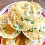 מיני פשטידות עם אפונה וגזר בערימה על גבי צלחת