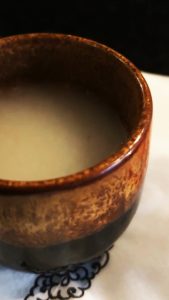 סאקה יפני חם בכוס עץ