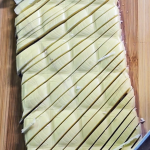 שוקולד לבן קצוץ על גבי קרש חיתוך מעץ