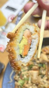 מקלות יפני אוחזים ברול ג'פנקו של ג'פניקה