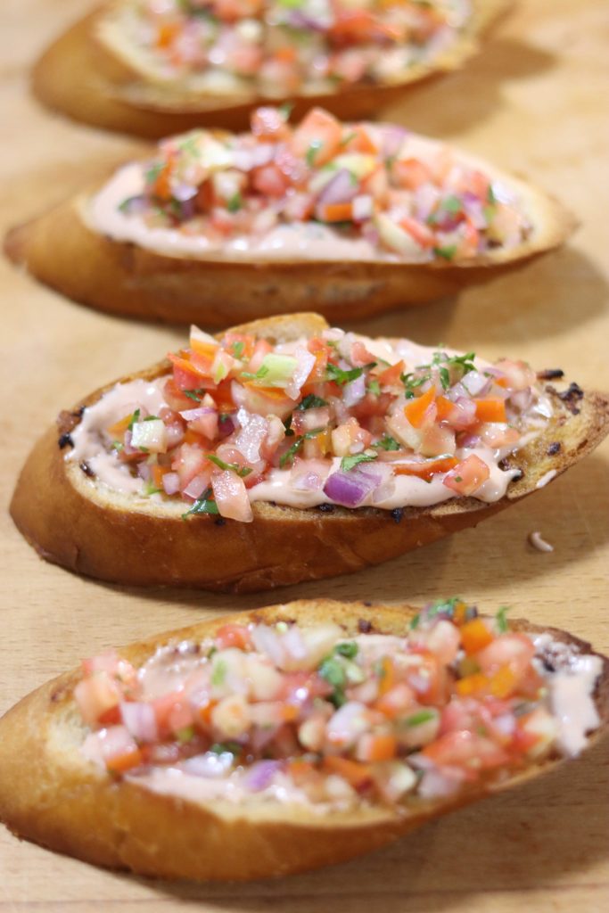 פרוסות בגט עם סלסלת עגבניות