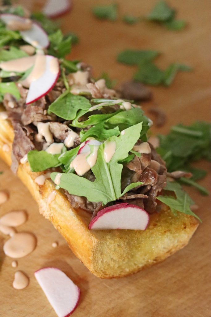 חצי בגט ברוסקטה עם סלסלת עגבניות ומינוט סטייק של בלדי עם עלי אורגנו וצנונית פרוסה