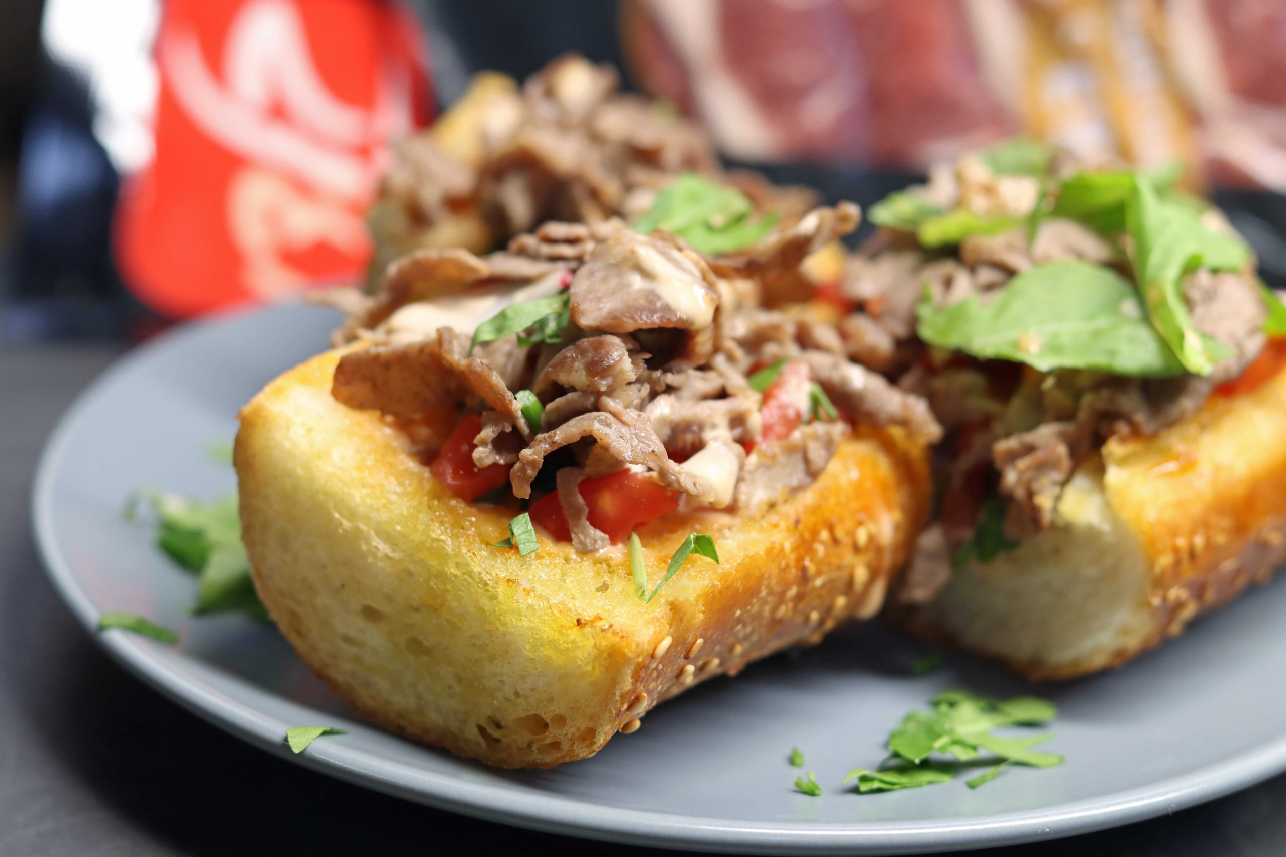 ברוסקטה אנריקוט על גבי בגט עם עלי רוקט, על גבי צלחת אפורה