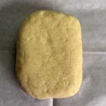 בצק פריך על גבי נייר אפייה