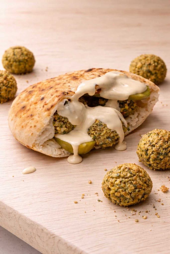 פלאפל ביתי מעולה בפיתה עם טחינה מעל