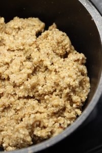 בצק לחמניות כשרות לפסח בתוך סיר שחור