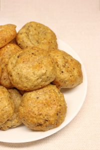 לחמניות כשרות לפסח על גבי צלחת לבנה