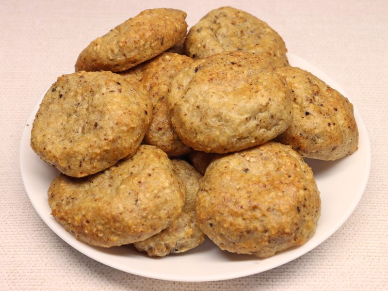 לחמניות כשרות לפסח על גבי צלחת לבנה