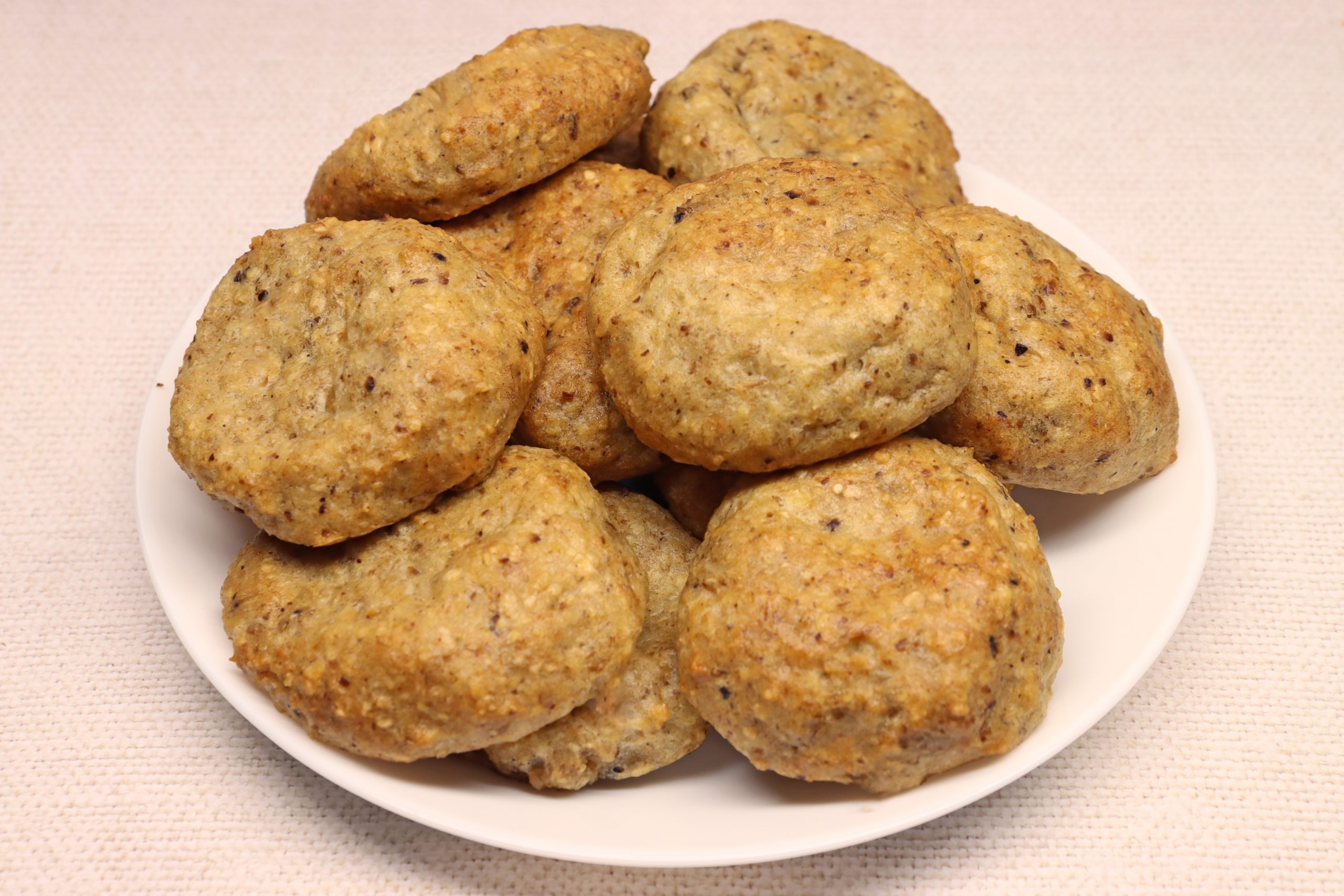 לחמניות כשרות לפסח על גבי צלחת לבנה