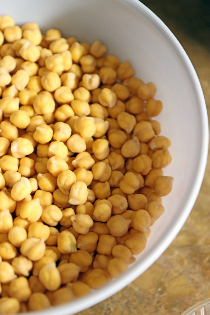 גרגירי חומוס לפני ההשריה בעקרה כחולה