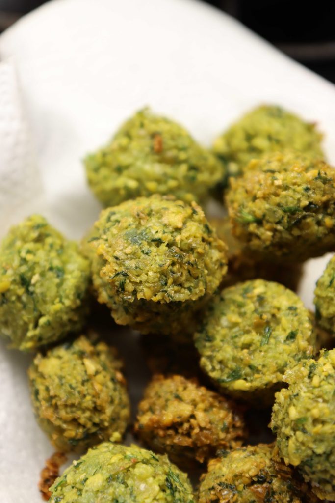 כדורי פלאפל שיצאו מהשמן על גבי נייר סופג